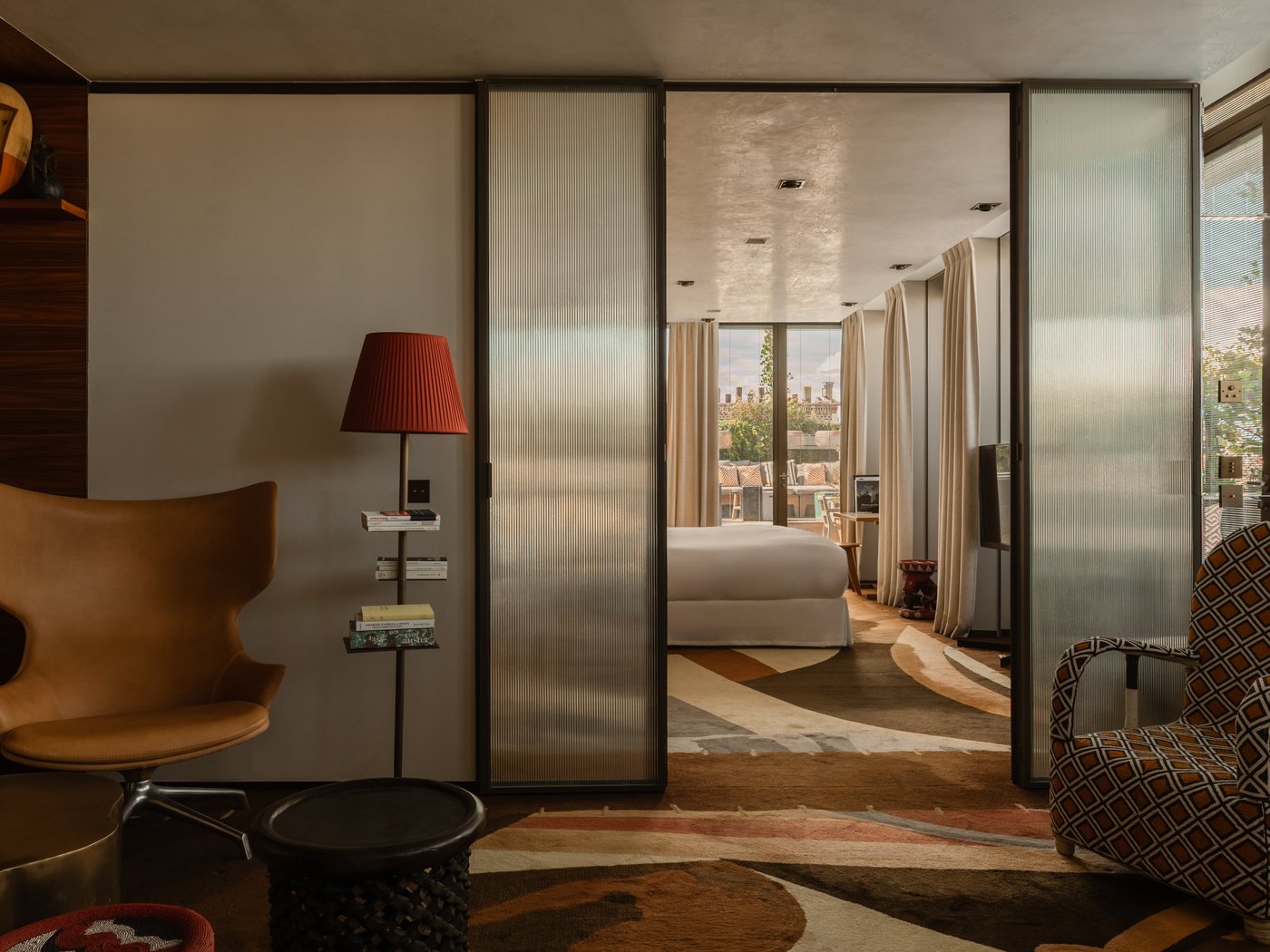 Le salon de la suite Georges à l'hôtel Brach Paris, dans le 16e arrondissement