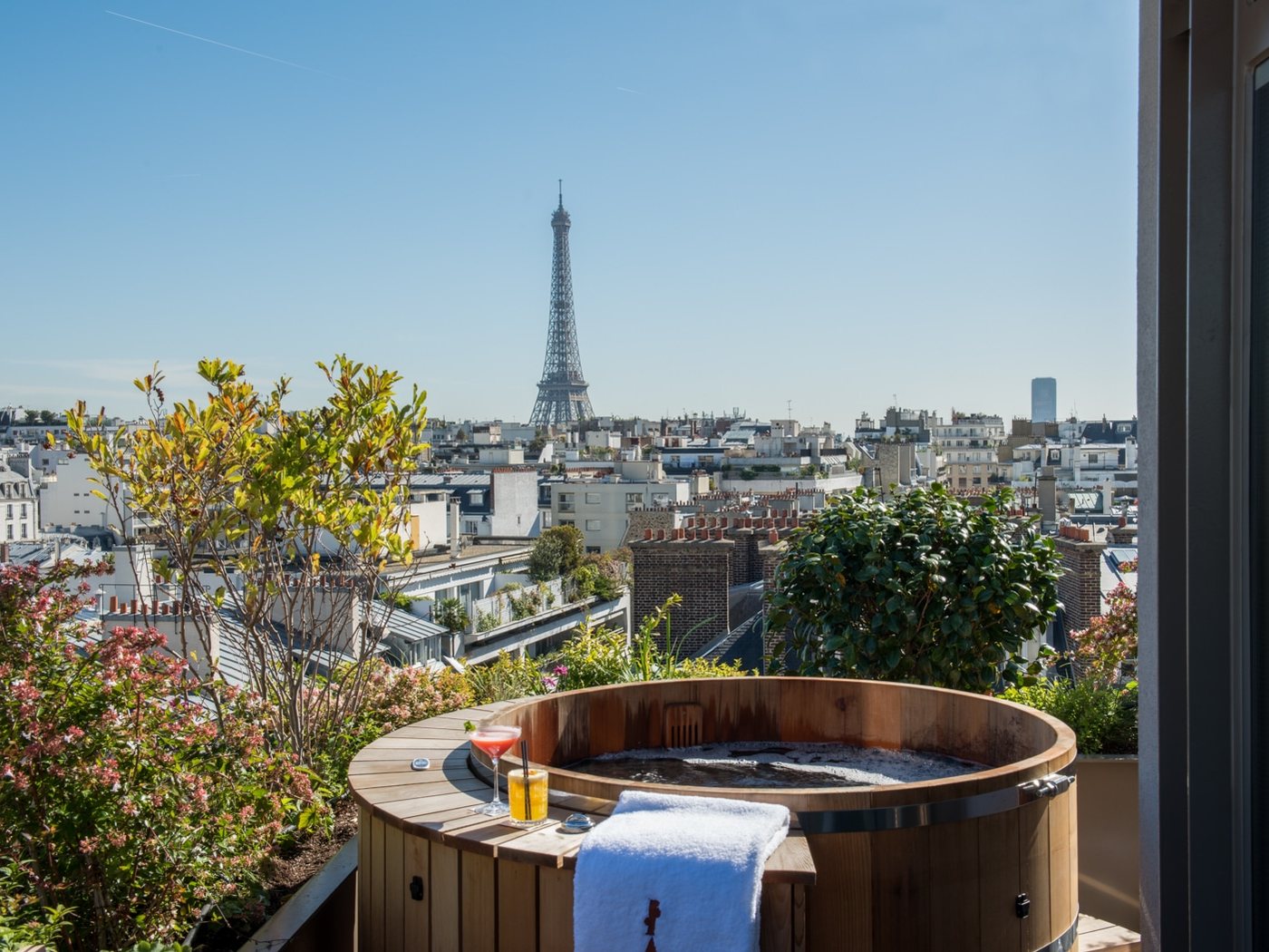 Le bain norvégien de la terrasse de la suite Henri, à l'hôtel Brach Paris, face à la tour Eiffel