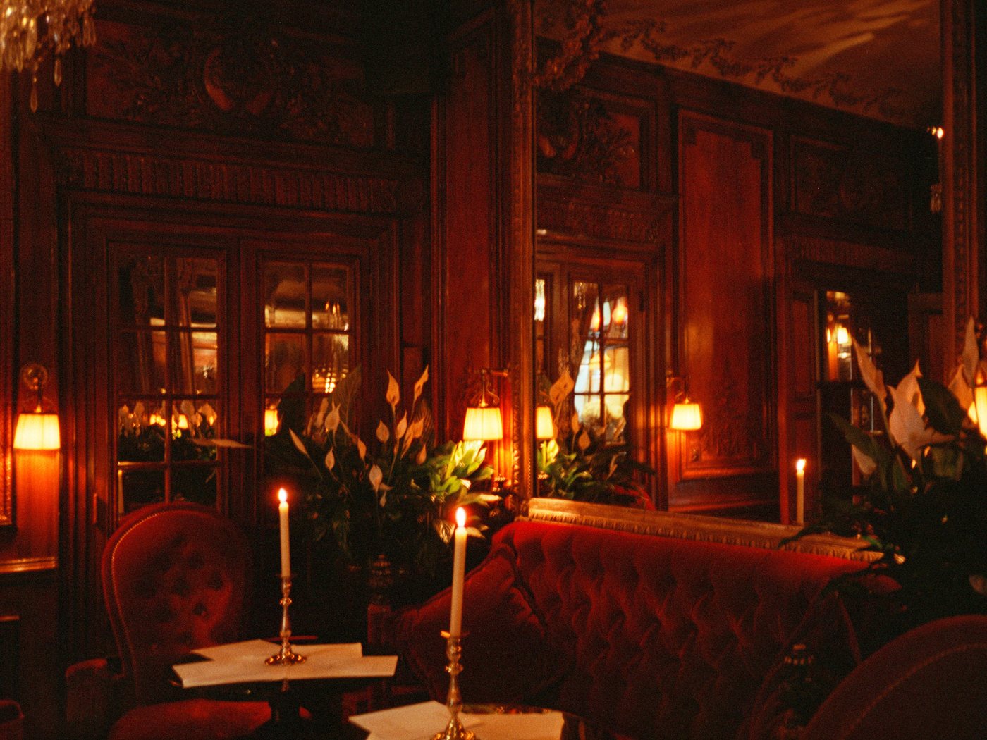 Un salon de velours rouge de l'Hôtel Costes, décor de Jacques Garcia