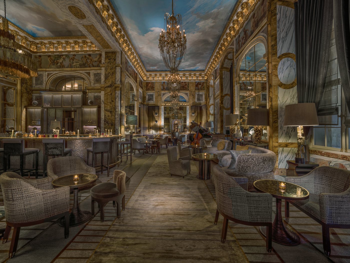 Le bar Les Ambassadeurs de l'Hôtel de Crillon, sous son plafond peint