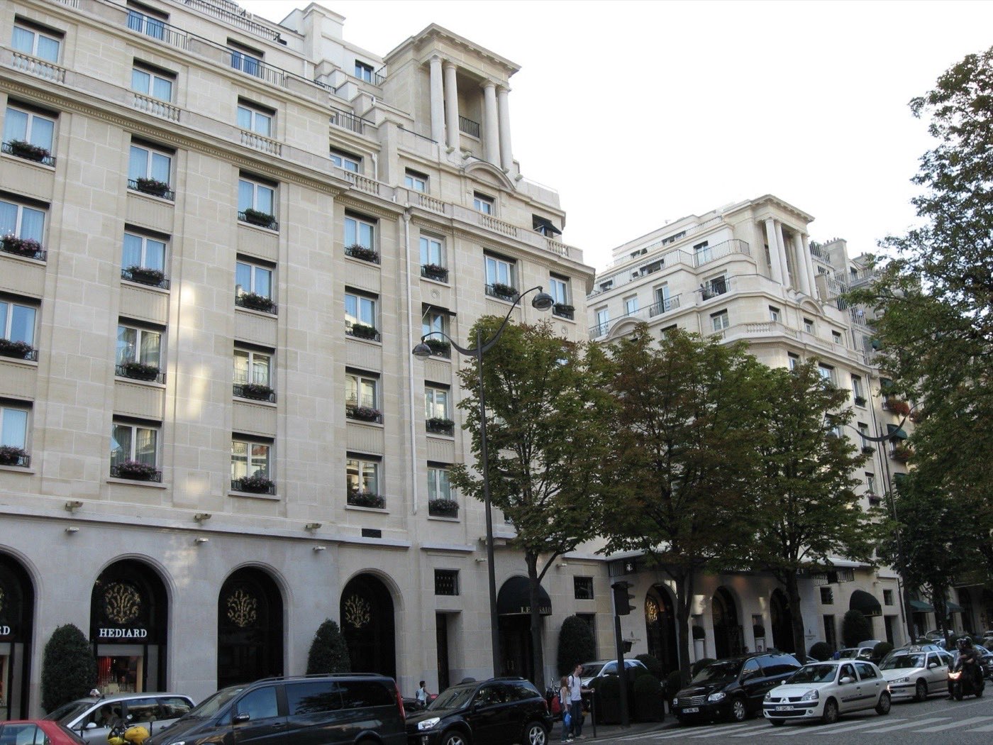La façade du Four Seasons Hôtel George V, avenue George-V