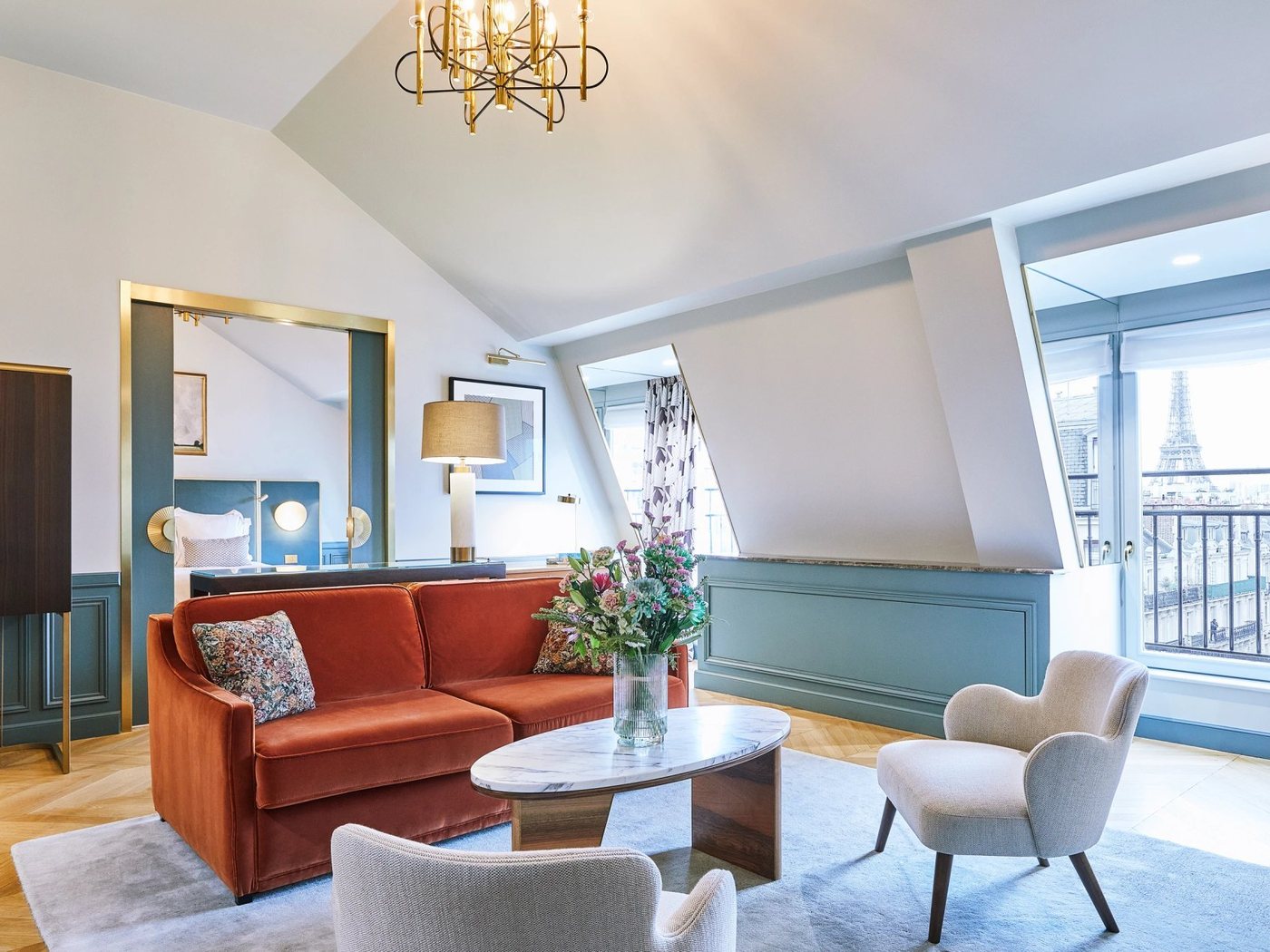 Le salon d'une suite du Grand Powers, avec vue sur la tour Eiffel