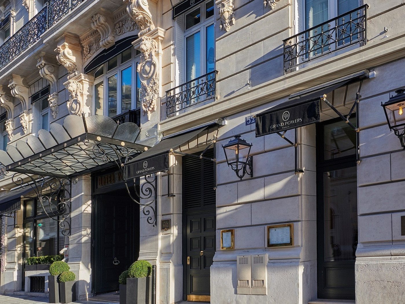 L'entrée de l'hôtel Grand Powers, rue François 1er, dans le Triangle d'Or