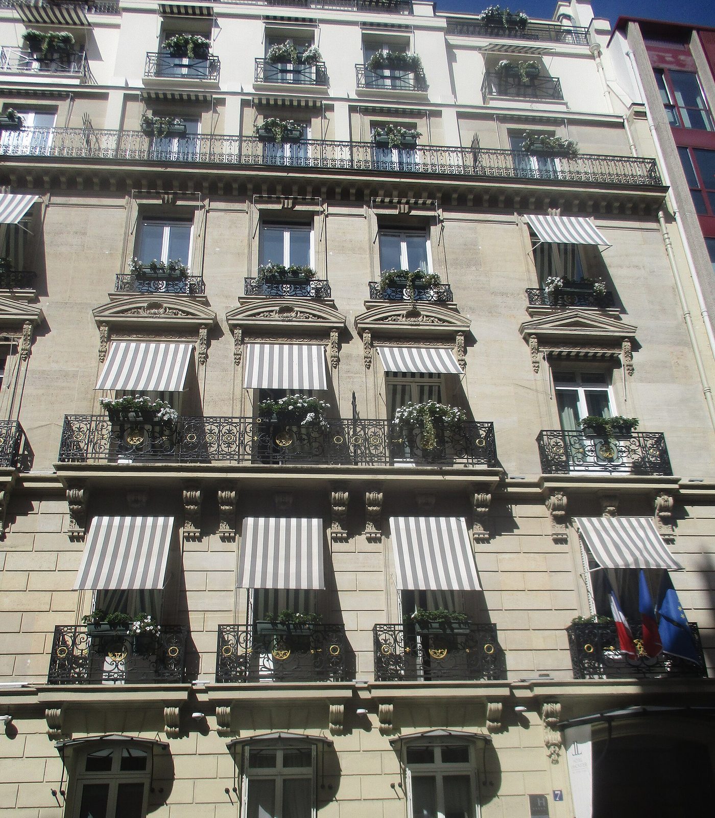 La façade de l'Hôtel Lancaster, 7 rue de Berri