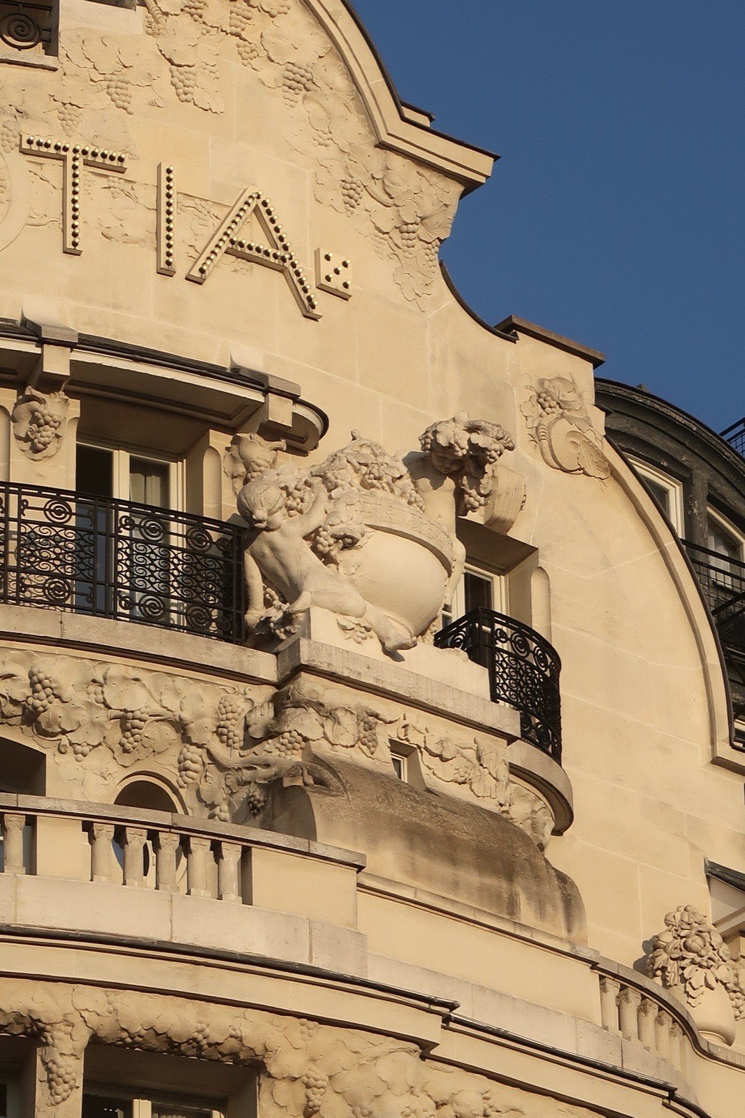 Détail de la façade Art nouveau de l'hôtel Lutetia, boulevard Raspail