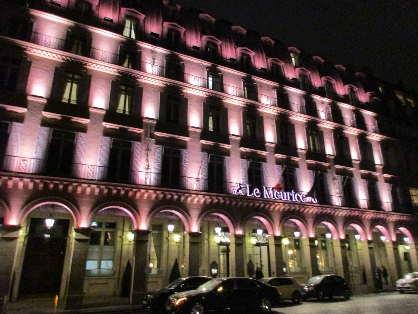La façade illuminée du Meurice, rue de Rivoli