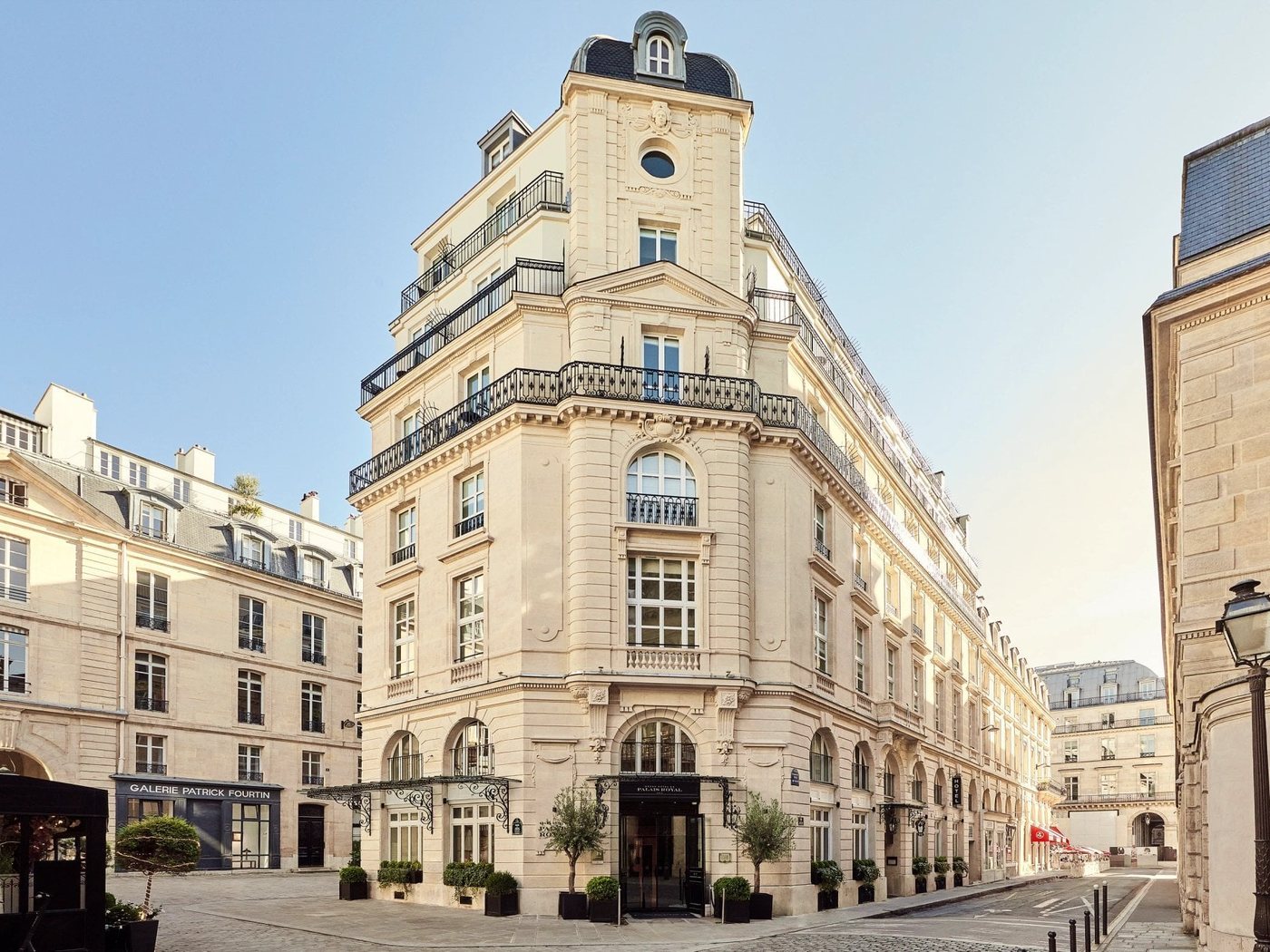 La façade d'angle du Grand Hôtel du Palais Royal, place et rue de Valois, à Paris Centre
