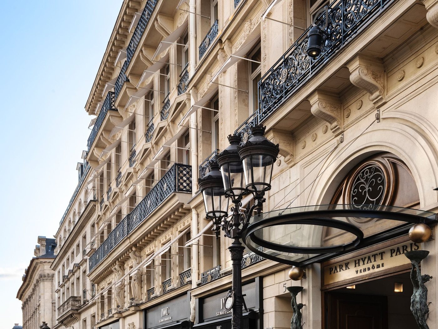 La façade du Park Hyatt Paris-Vendôme, rue de la Paix