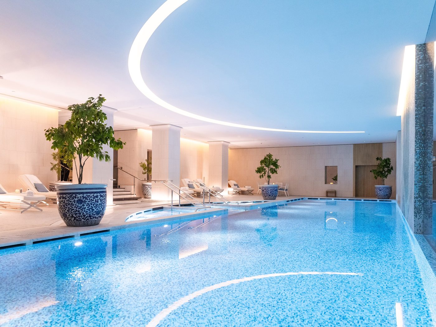 La piscine du spa du Peninsula Paris