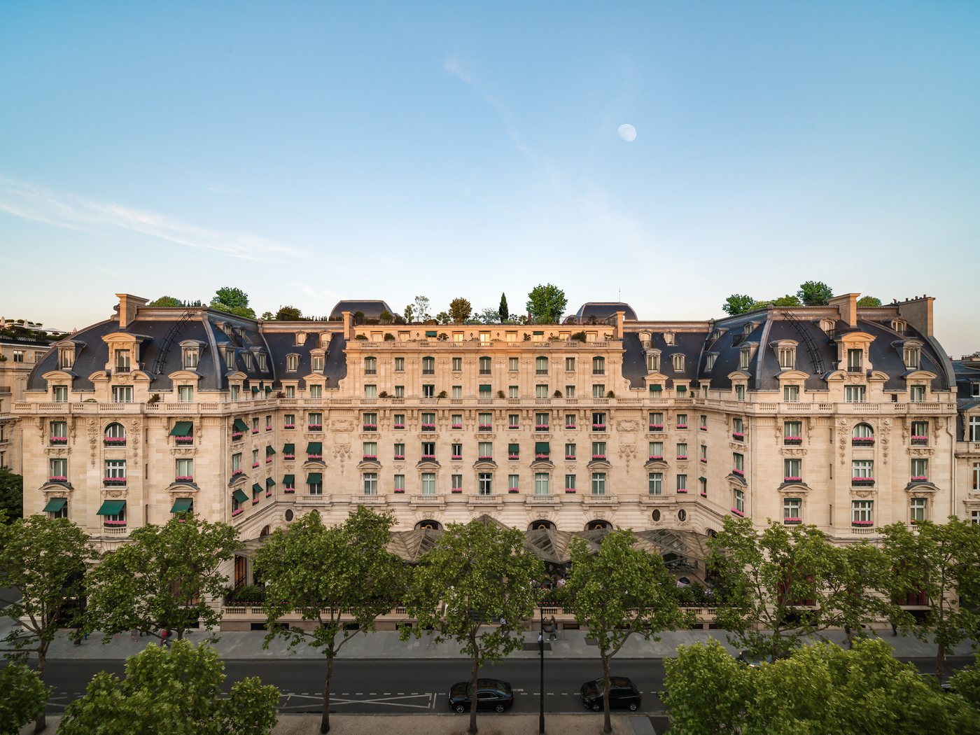 La façade du Peninsula Paris sur l'avenue Kléber, à la tombée du jour