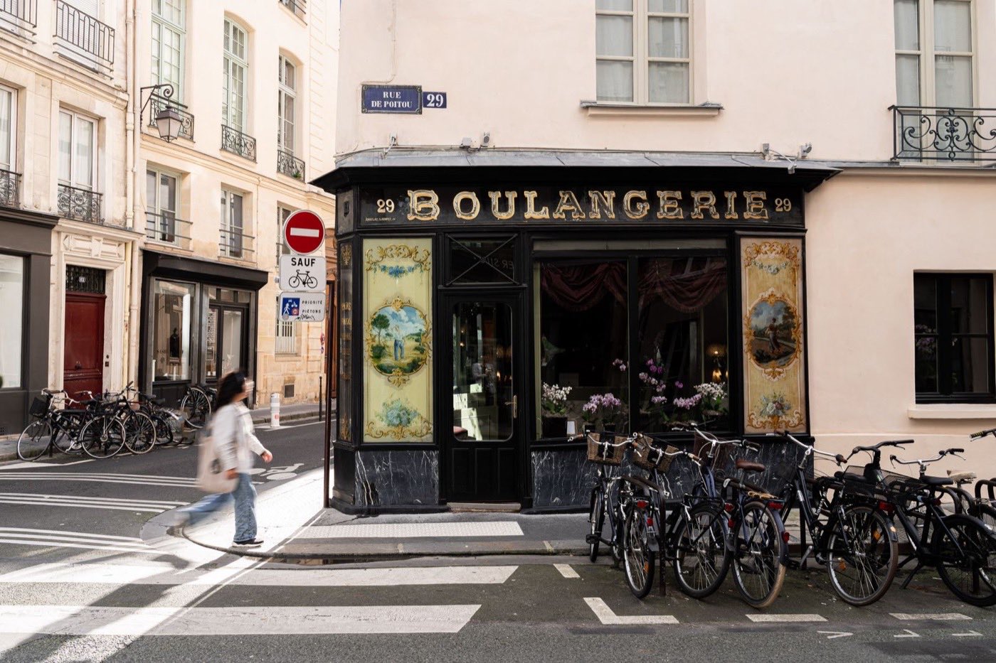 Façade d'ancienne boulangerie de l'Hôtel du Petit Moulin, rue de Poitou dans le Marais