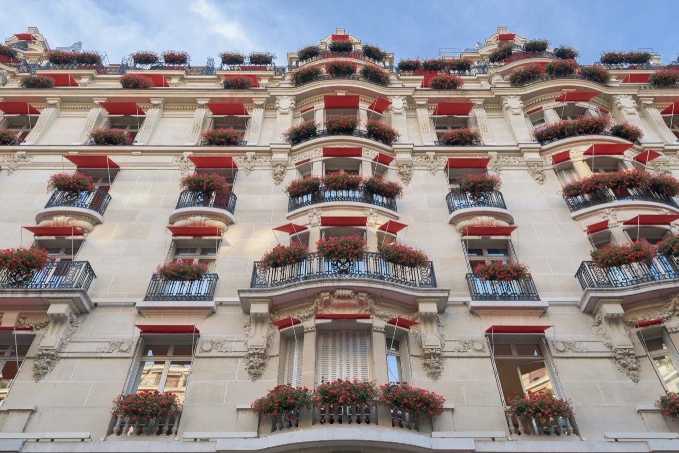 La façade de l'Hôtel Plaza Athénée et ses stores rouges, avenue Montaigne