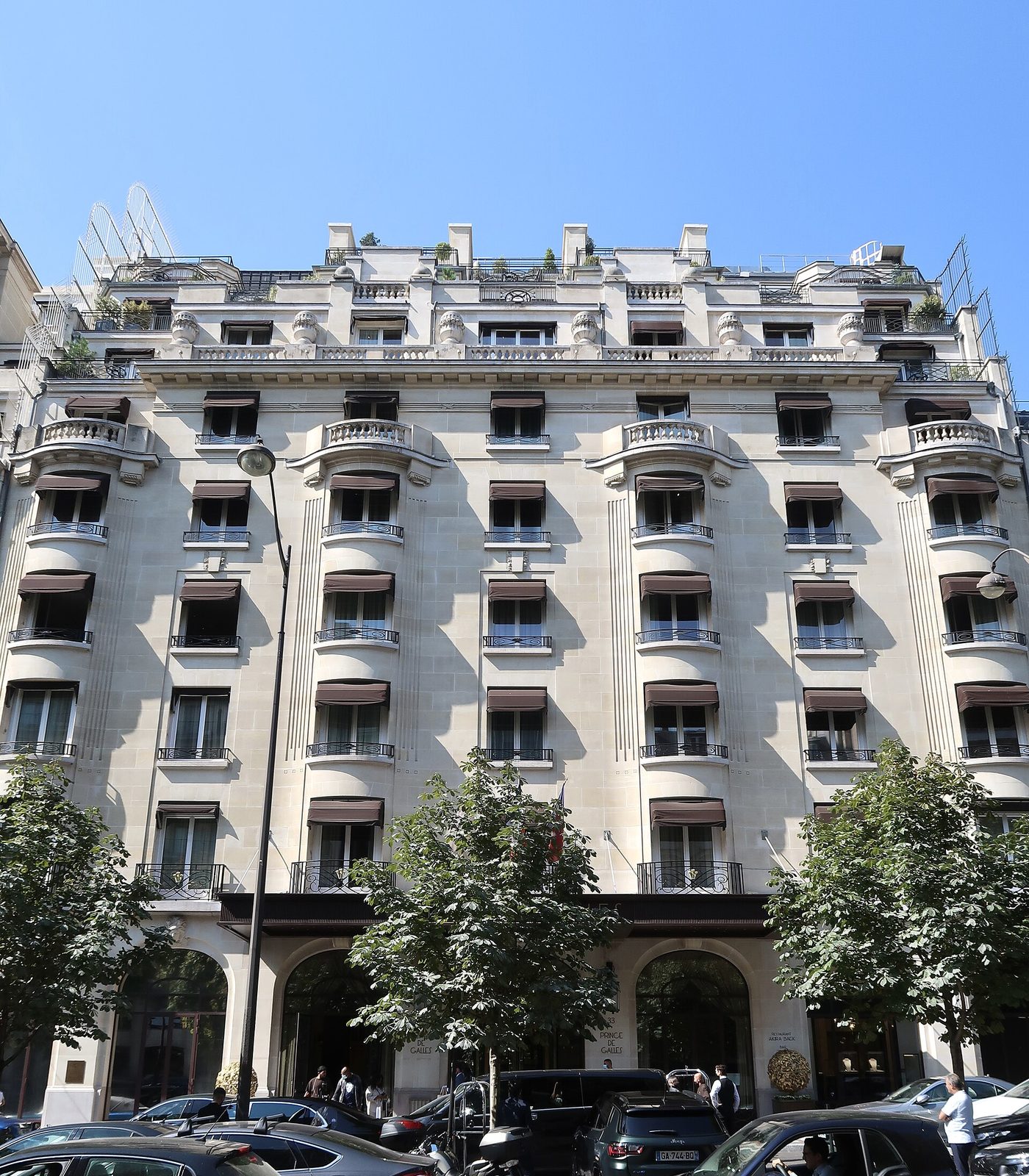 La façade Art déco du Prince de Galles, avenue George V
