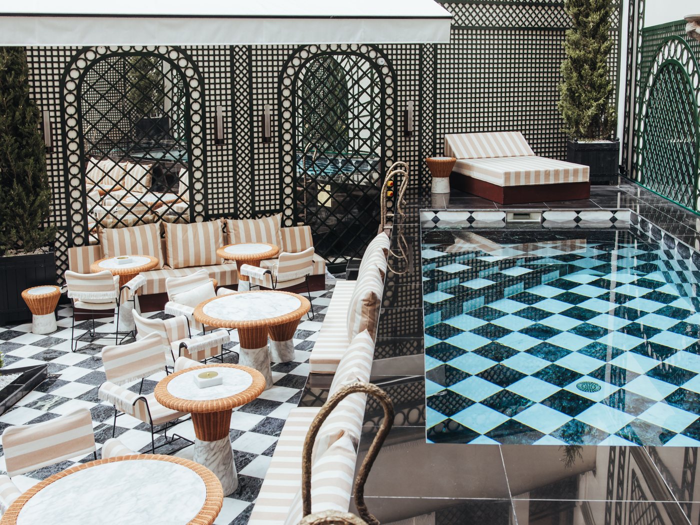 La piscine extérieure chauffée du jardin du SAX Paris, dans le 7e arrondissement
