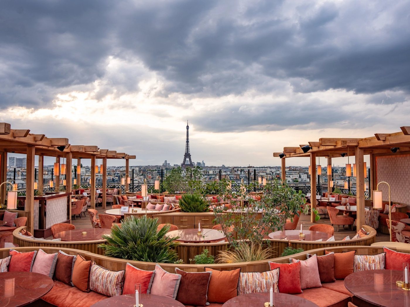 Le toit-terrasse du SAX Paris et la tour Eiffel à l'horizon