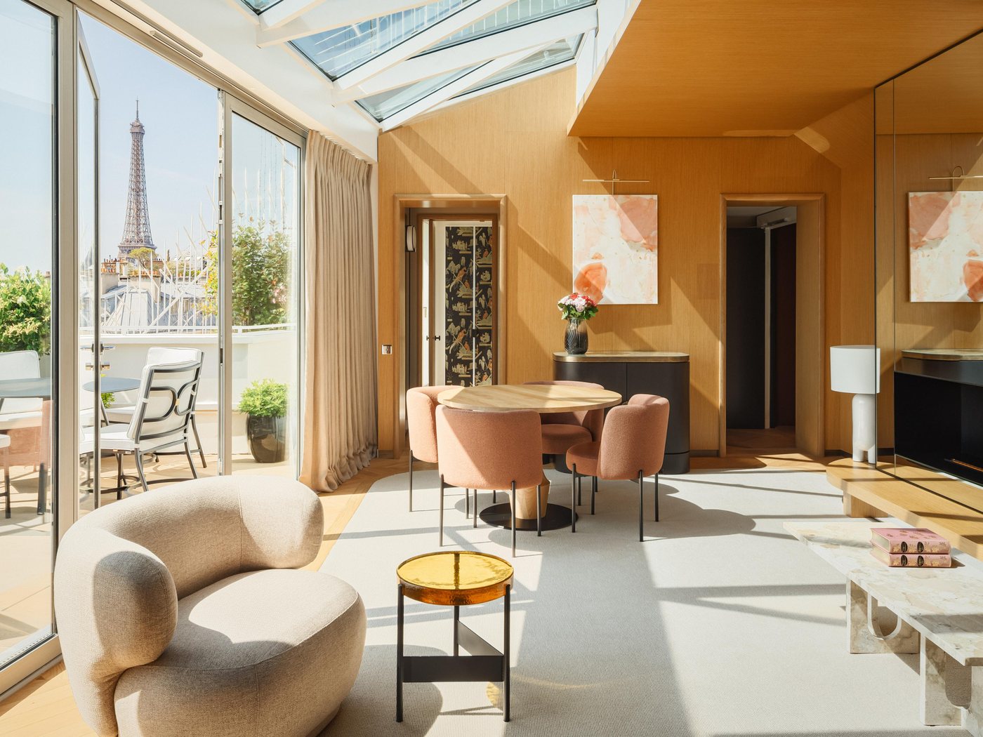 Le salon de la Suite Panoramique de l'Hôtel de Sers, avec vue sur la tour Eiffel