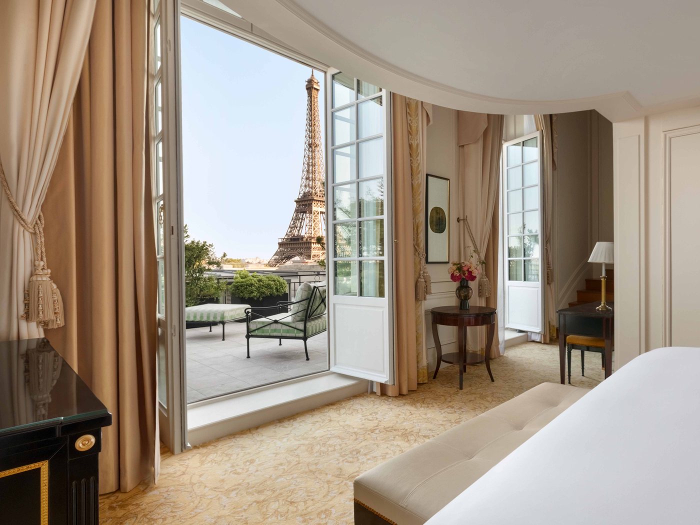 Une suite du Shangri-La Paris ouverte sur sa terrasse et la tour Eiffel