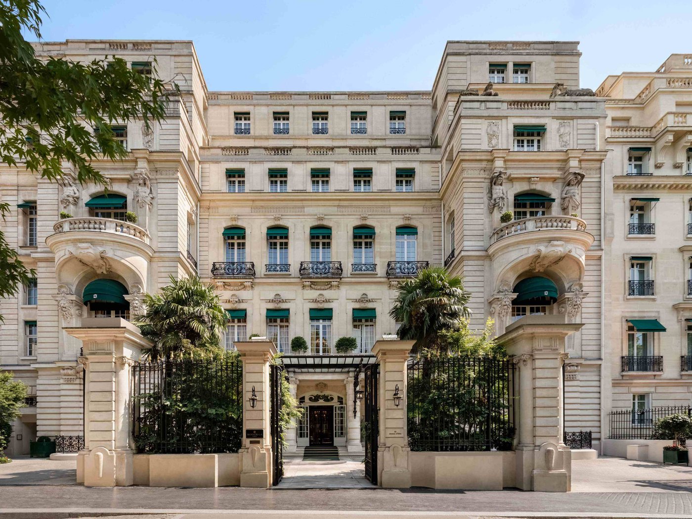 La façade du Shangri-La Paris, ancienne résidence du prince Roland Bonaparte, avenue d'Iéna