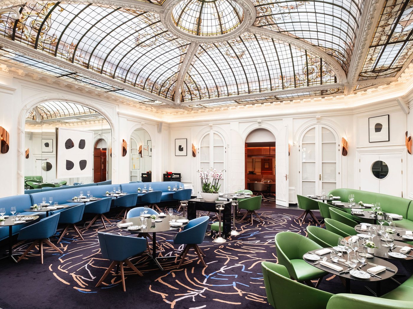 La salle du restaurant de l'Hôtel Vernet sous sa verrière