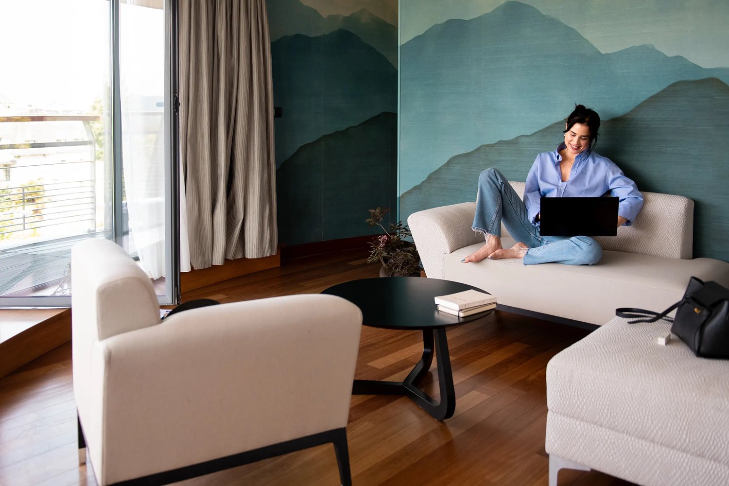 Une chambre du Parc Beaumont à Pau, avec sa fresque de montagne