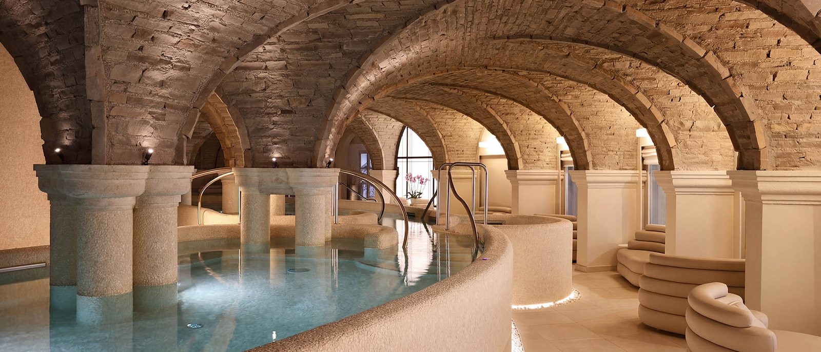 Le bassin du Loreamar Thalasso & Spa du Grand Hôtel de Saint-Jean-de-Luz, sous de grandes voûtes de pierre éclairées et ses colonnes claires