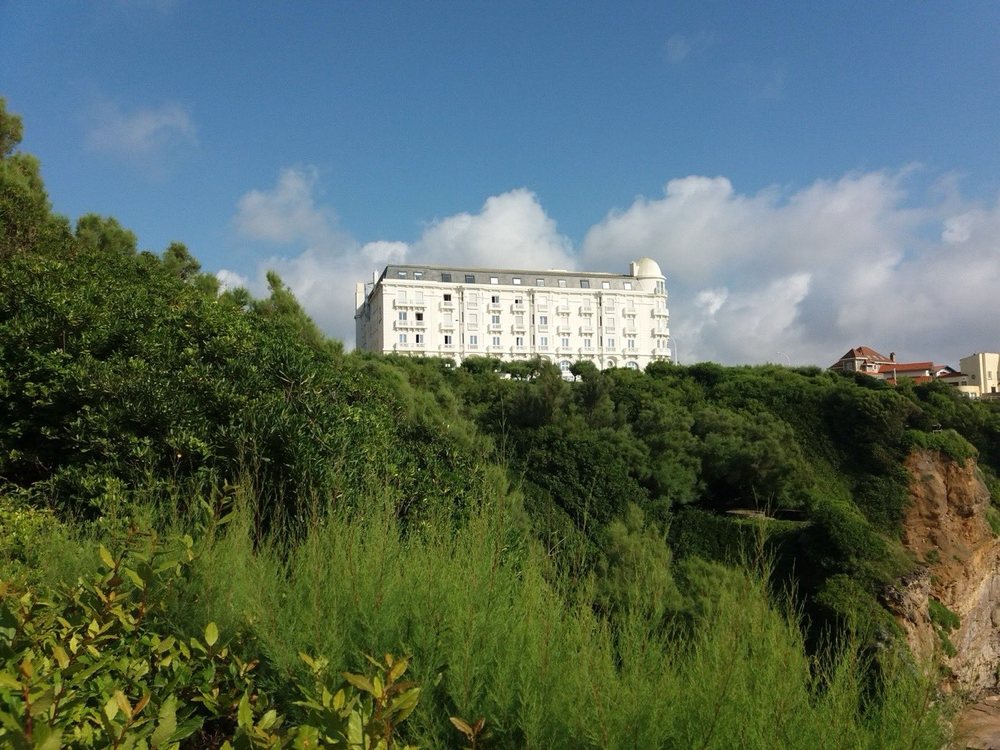 Le Regina Experimental, façade blanche Belle Époque, au sommet de la falaise boisée de Biarritz