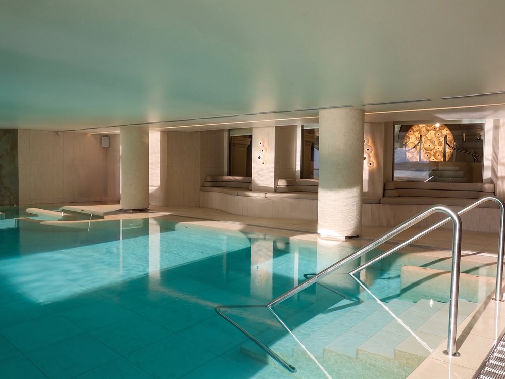 La piscine intérieure d'eau de mer chauffée du Loreamar, au Grand Hôtel de Saint-Jean-de-Luz, entre ses colonnes blanches