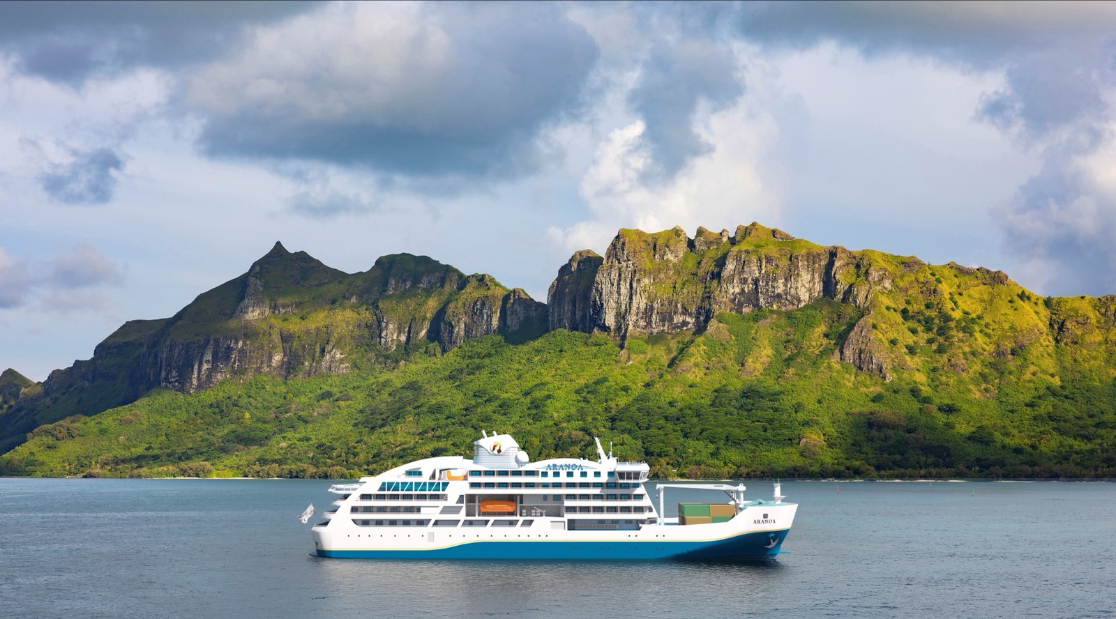 L'Aranoa, second cargo mixte d'Aranui, au mouillage devant une île volcanique polynésienne