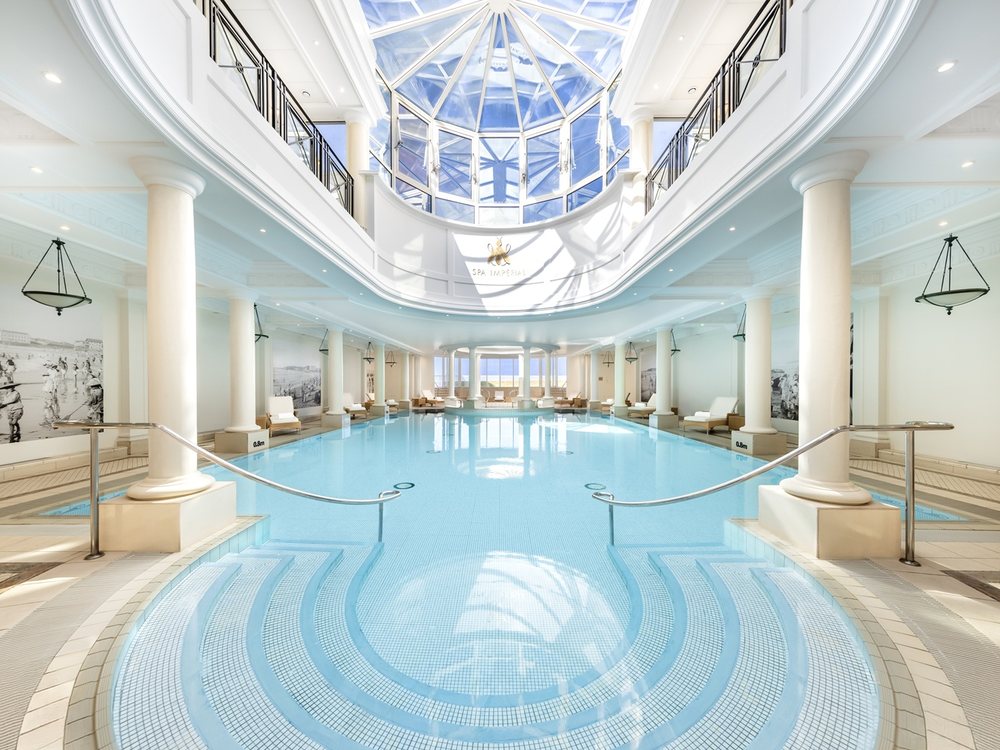 La piscine intérieure du Spa Impérial de l'Hôtel du Palais, à Biarritz, sous sa verrière et entre ses colonnes