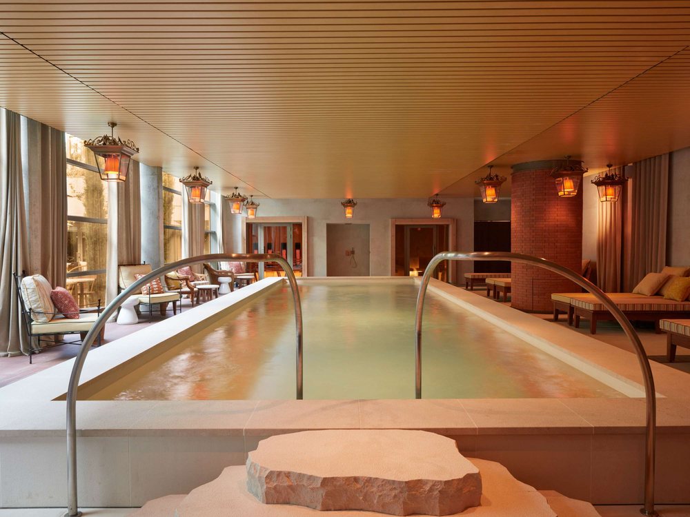 La piscine intérieure du Mondrian Bordeaux Les Carmes, sous son plafond à lames de bois