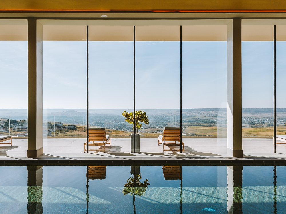 La piscine intérieure du spa du Royal Champagne, dont les baies vitrées donnent sur le vignoble