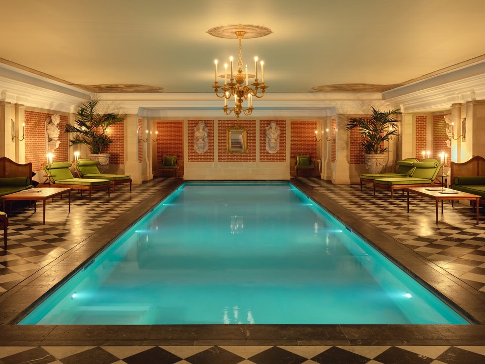 La piscine de quinze mètres du spa d'Airelles Château de Versailles, sous son lustre et son sol en damier