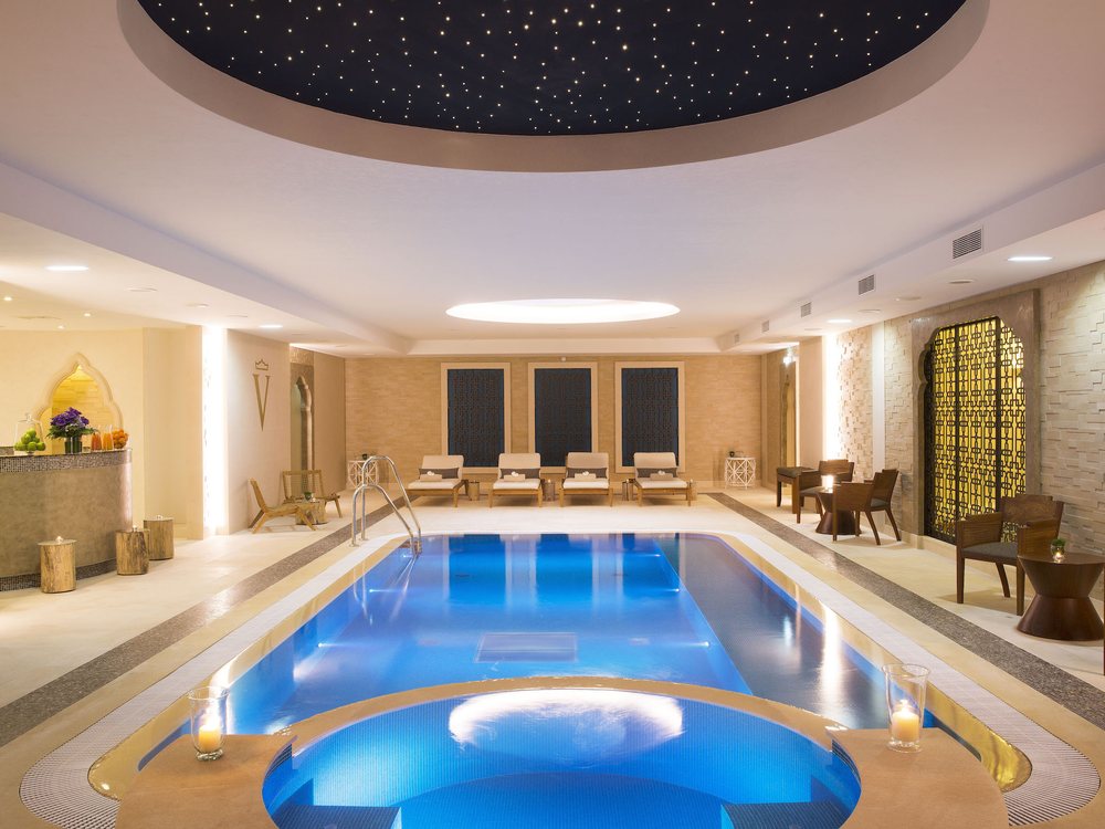 La piscine du Spa Valmont de l'Auberge du Jeu de Paume, à Chantilly, sous ses niches mauresques