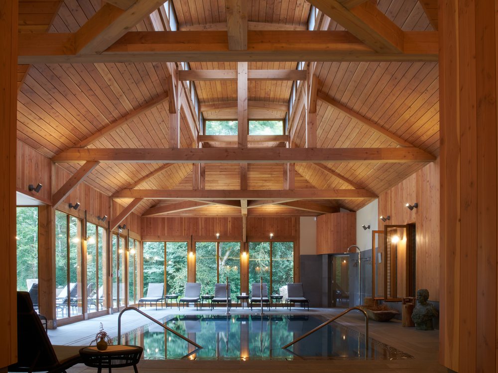 Le bassin de relaxation du Spa Caudalie des Sources de Cheverny, sous sa charpente de bois