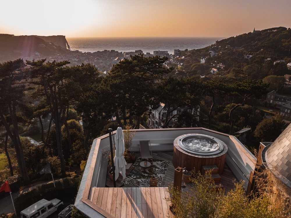 Le rooftop La Canopée du Donjon, à Étretat, son jacuzzi privatif et la vue sur la falaise