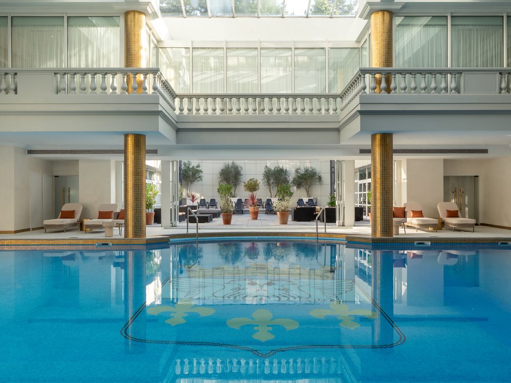 La piscine intérieure du Spa Guerlain du Trianon Palace, à Versailles, sous sa verrière et ses colonnes dorées