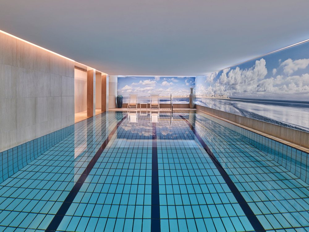 La piscine intérieure du Spa Shiseido de l'hôtel Le Westminster, au Touquet, et sa fresque de plage