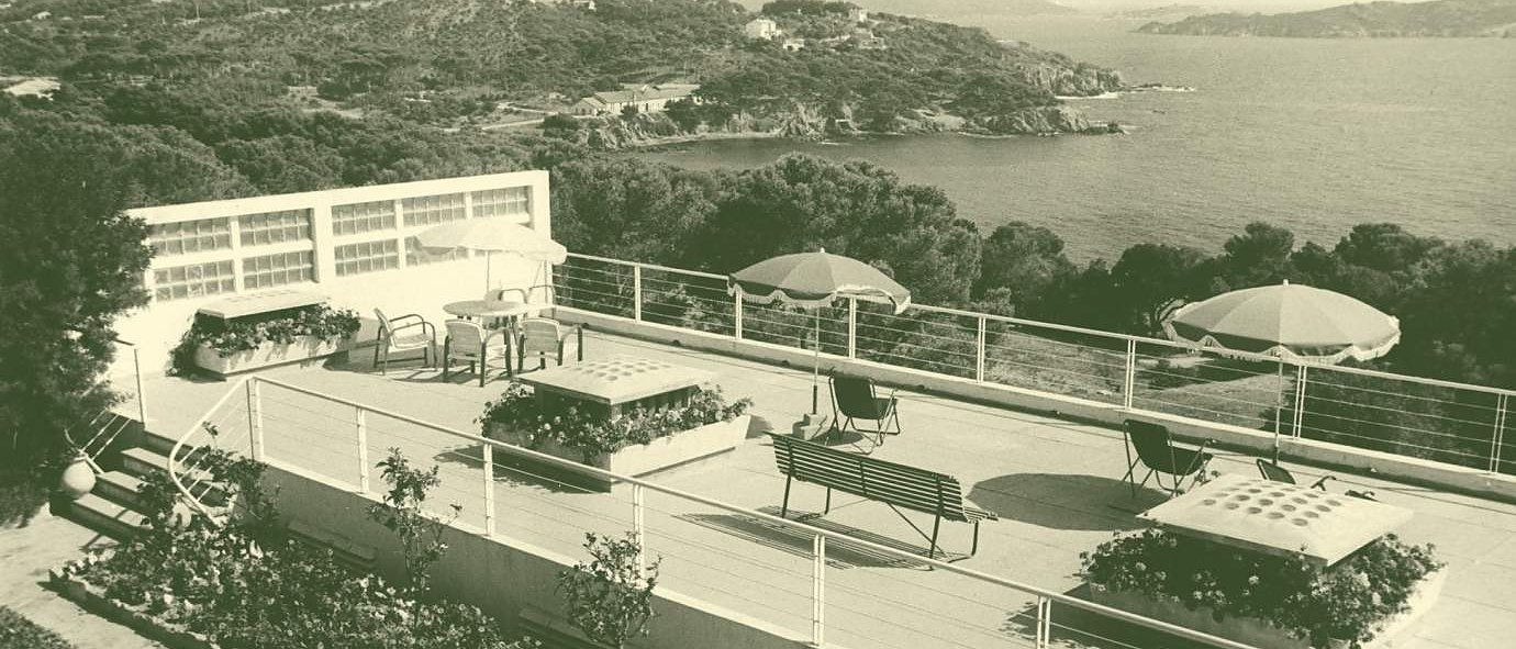 Photographie d'archive du Provençal à Giens, la façade blanche et ses terrasses au-dessus de la baie