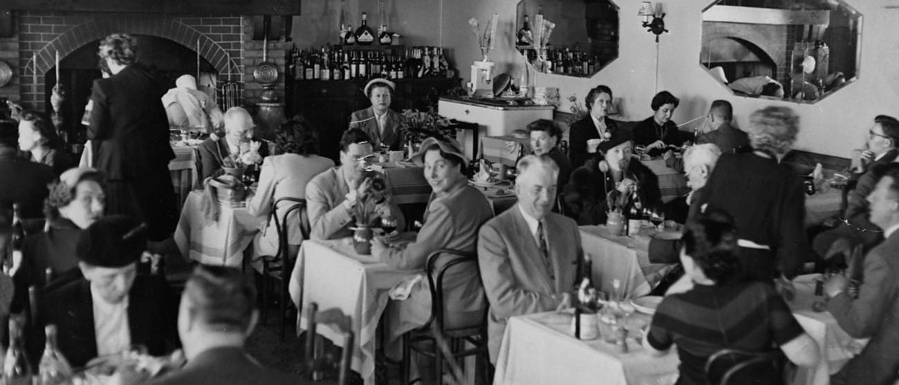 Photographie d'archive : la salle de restaurant du Provençal, comble, à ses débuts