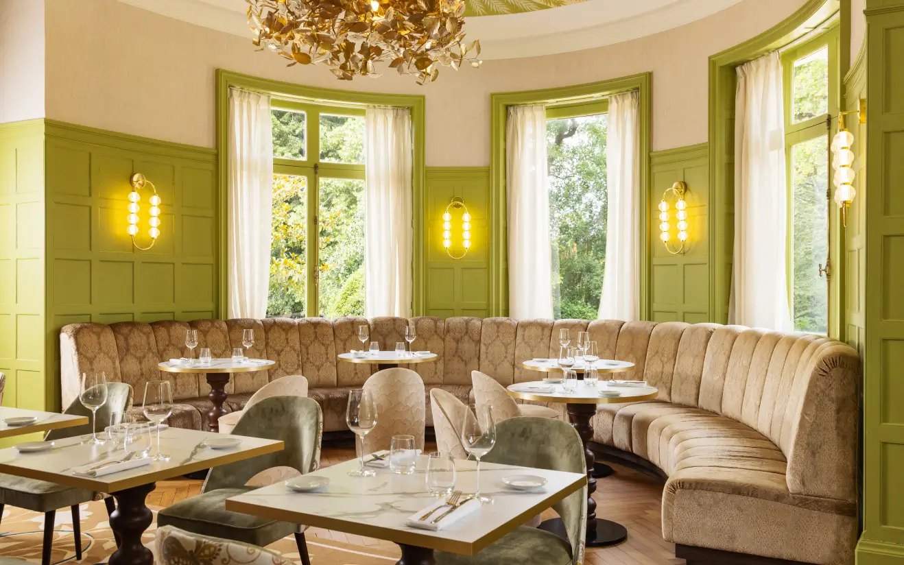 La rotonde du restaurant L'Attilio Vertou, boiseries vertes et banquette en velours