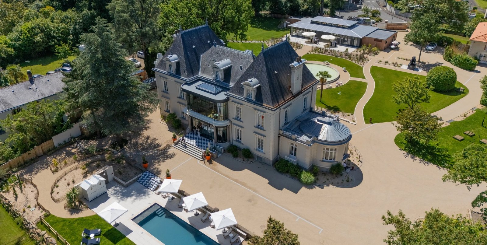 Vue aérienne du Château du Portereau à Vertou, sa verrière, sa piscine et son parc