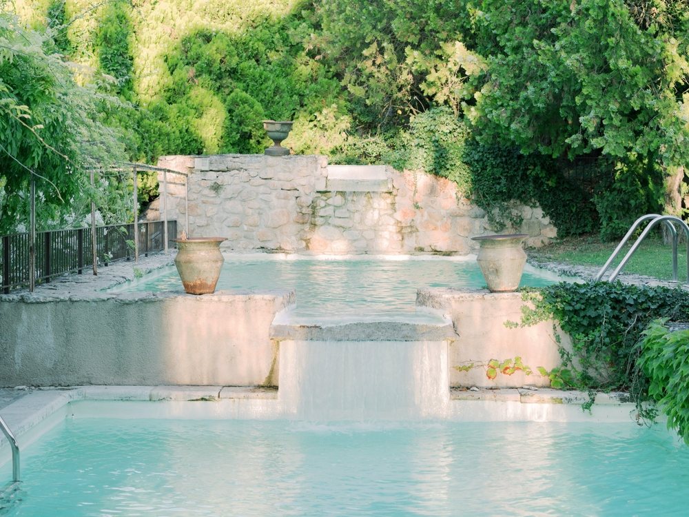 Les bassins turquoise de La Bastide de Marie, à Ménerbes, entre les murets de pierre et la verdure