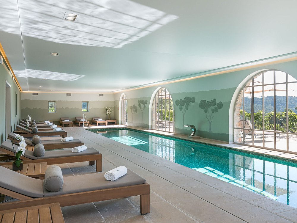 La piscine intérieure sous voûtes du Château de Berne, à Flayosc