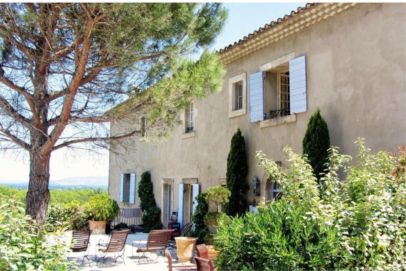La terrasse et les volets bleus du mas de La Maison Domaine de Bournissac