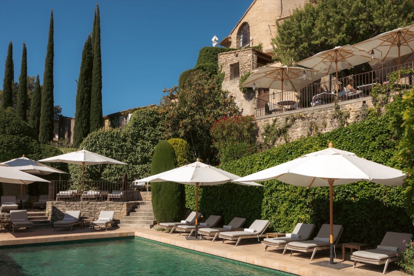 La piscine de Crillon le Brave et les maisons de pierre du village perché