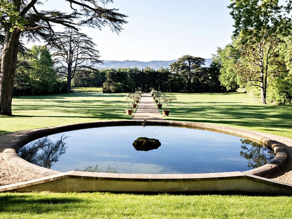 Le bassin miroir du parc du Domaine de Fontenille, à Lauris