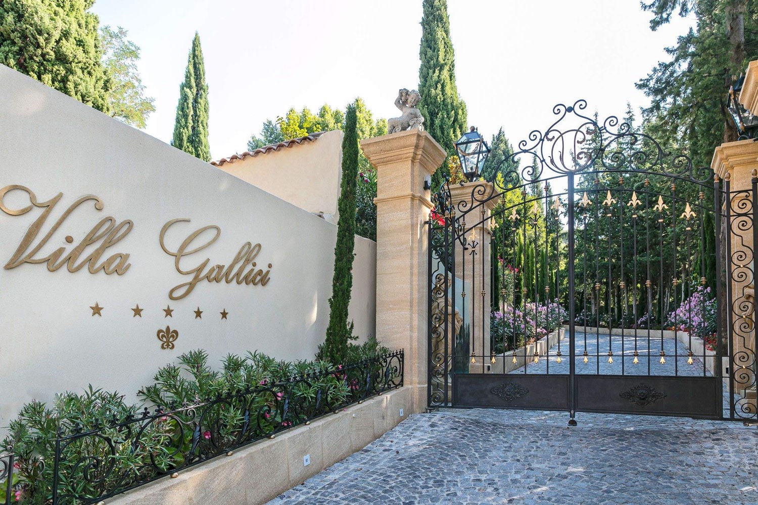 Le portail et l'enseigne dorée de la Villa Gallici, à Aix-en-Provence