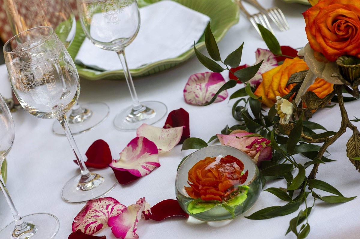 Une table dressée à la Villa Gallici, verres gravés et pétales de rose