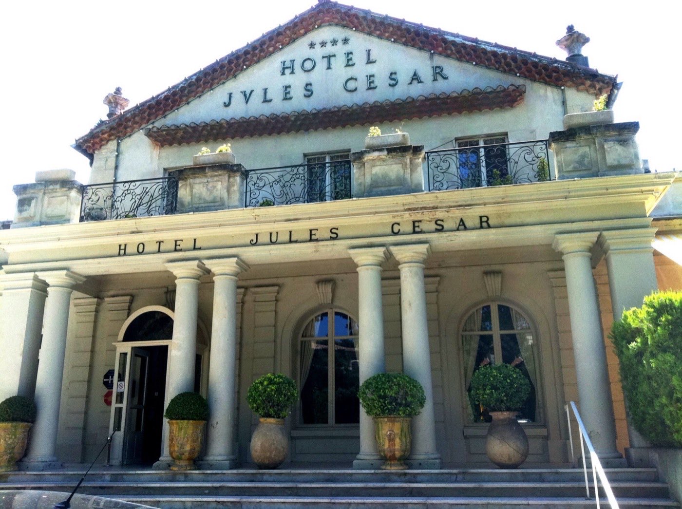 La façade à colonnes de l'Hôtel Jules César à Arles