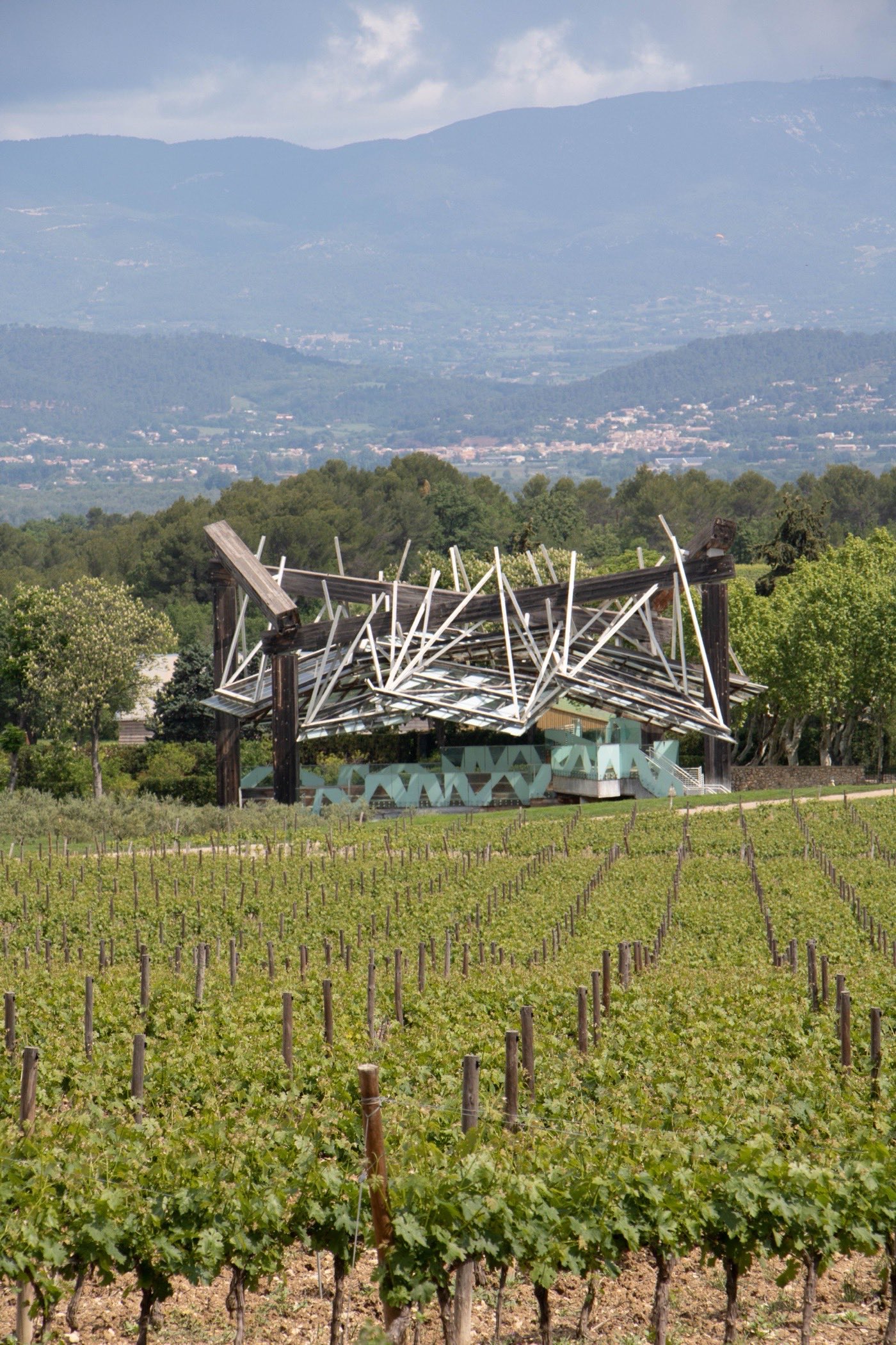 Le pavillon de musique de Frank Gehry émergeant du vignoble de Château La Coste